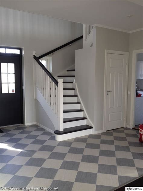 snickarlaget new england stil new england inredning schackrutigt golv hall trappa förvaring