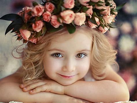 schoenes nettes kleines maedchen mit rosenblumenkrone crown cute hd