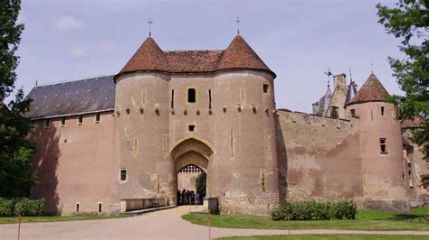chateau medieval  renaissance chateau dainay le vieil