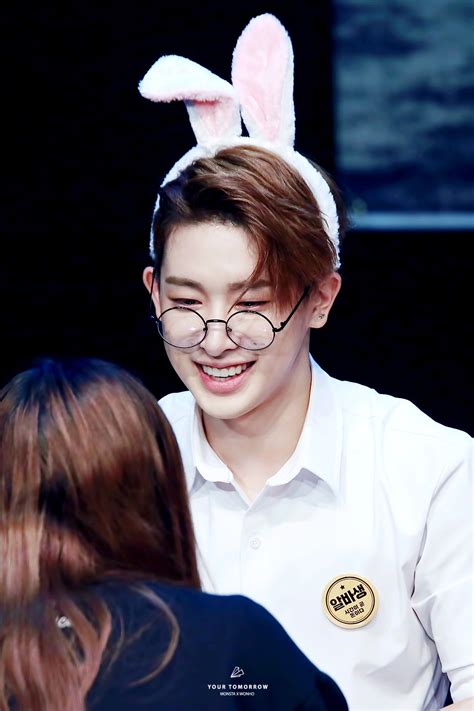 [appreciation] wonho with glasses is the most beautiful