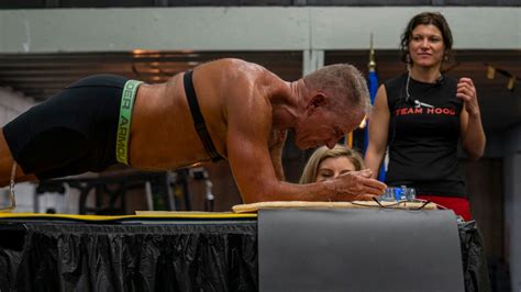 62 Year Old Retired U S Marine Holds Plank For Over 8 Hours Breaks