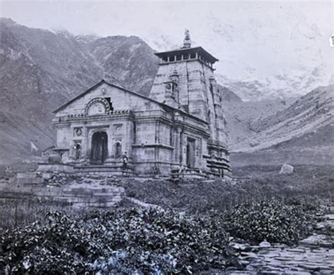 kedarnath temple survived  flood   years  snow