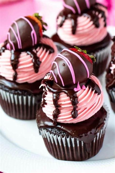 Pin By Mary Fillinger On Cupcakes In 2020 Chocolate Covered
