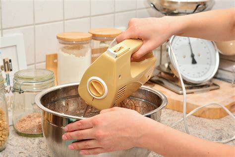 hand mixer  dough hooks  top  bestkitchengoodscom