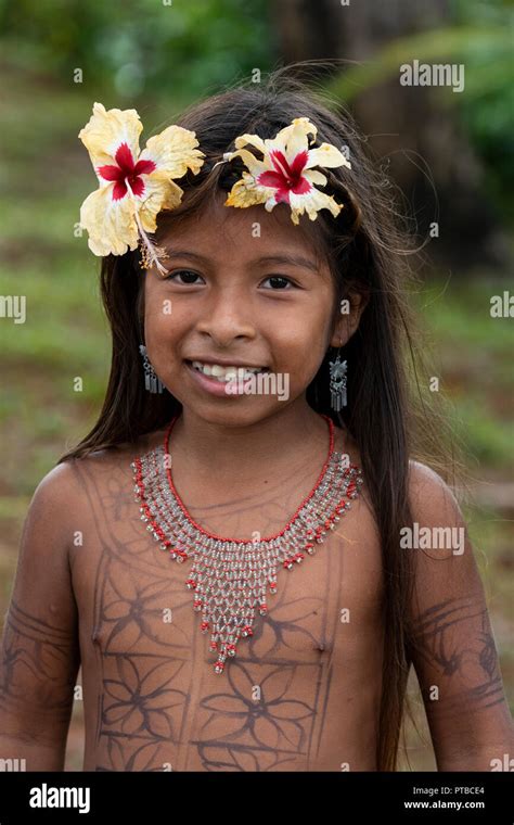 centroamérica panamá el lago gatún aldea de los indios embera los