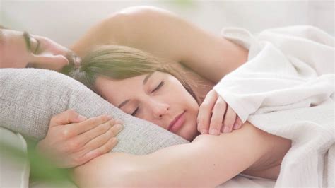 6 surprising benefits of sleeping naked