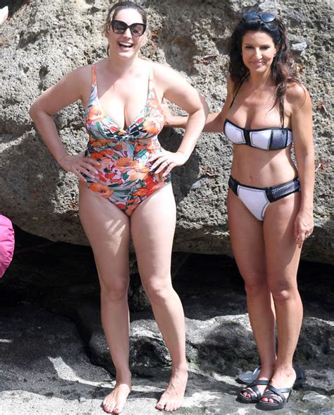 kelly brook exposes peachy bottom as she sunbathes totally
