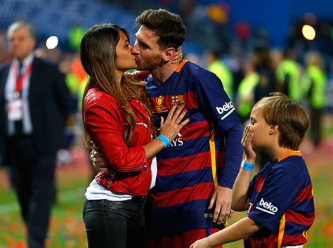 [pic] Lionel Messi Kisses Wife After Barcelona’s Big Win