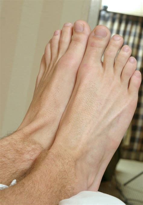 pin auf bare feet