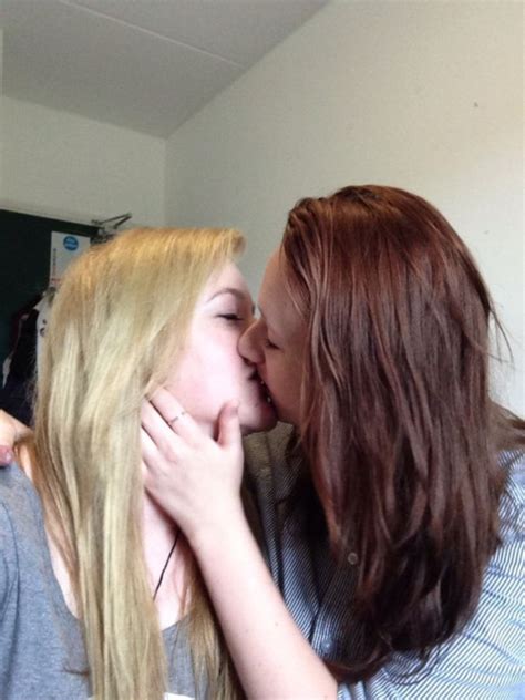 Девушки целуются woman loving woman long hair styles
