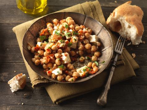kichererbsen salat mit getrockneten tomaten und feta