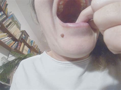 Crazy Fetish Diva Looking For Tonsil Stones