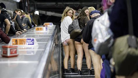 fotogalerÍa miles de personas viajan sin pantalones en el metro
