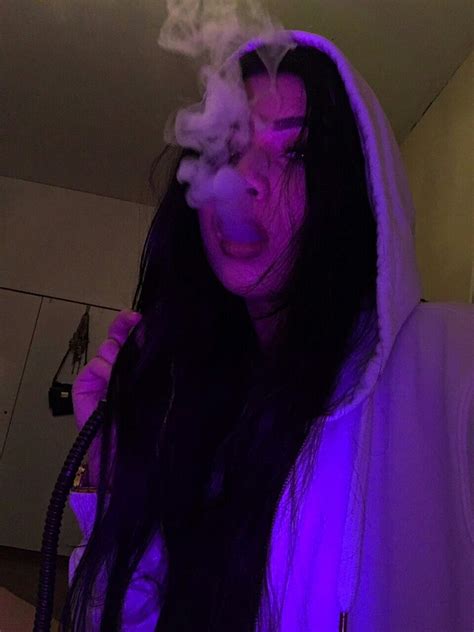 Pin By 𝓘𝓼𝓪𝓫𝓮𝓵𝓵𝓪 🦋 On Mood Girl Smoking Smoking Kills Purple Aesthetic
