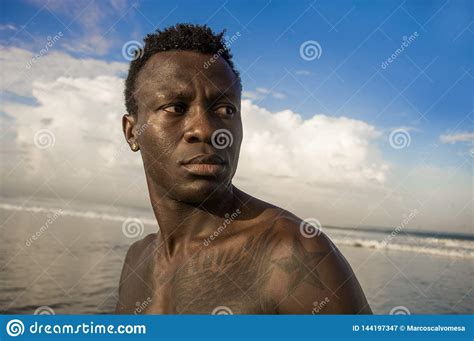 Retrato Do Homem Afro Americano Preto Atrativo E Apto Novo Com O Corpo