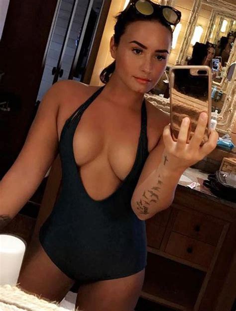 Sexy Demi Lovato Showed Deep Cleavage In Bikini — Private