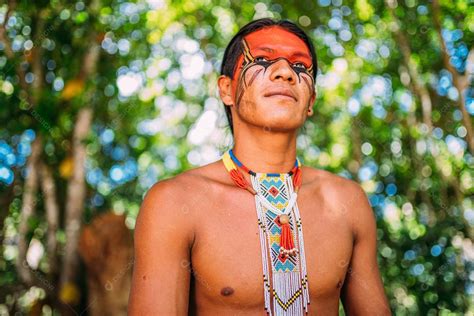 Índio da tribo pataxó sorrindo Índio brasileiro do sul da bahia com