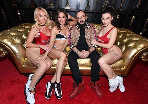 avn las vegas show adult movie stars descend on expo and pose with their own sex robots daily