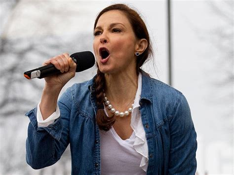 Ashley Judd Backs Elizabeth Warren To Take On Trump And
