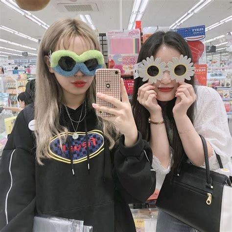 𝖇𝖔𝖓 𝖇𝖔𝖓 𝖈𝖍𝖔𝖈𝖔𝖑𝖆𝖙 in 2020 korean best friends cute friends ulzzang