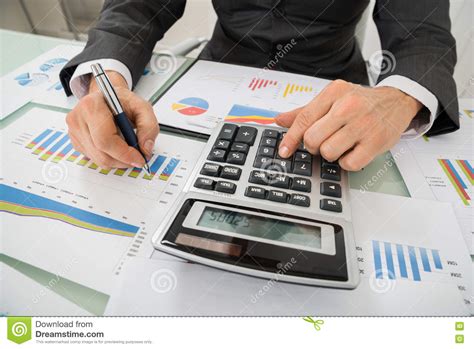 zakenman analyzing graph  die calculator gebruiken stock foto image  zaken prijs