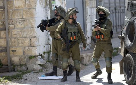 des palestiniens qui attaquaient  poste militaire blesses par des