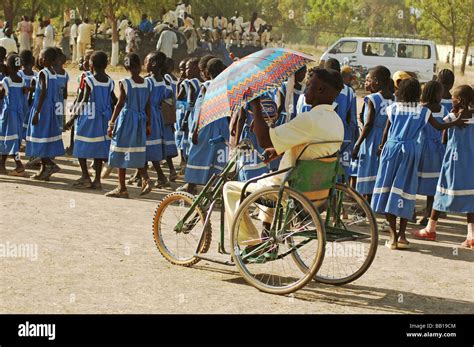 Kamerun Maga Junge Afrikaner Tragen Weiße Kleidung Sitzt Im Rollstuhl