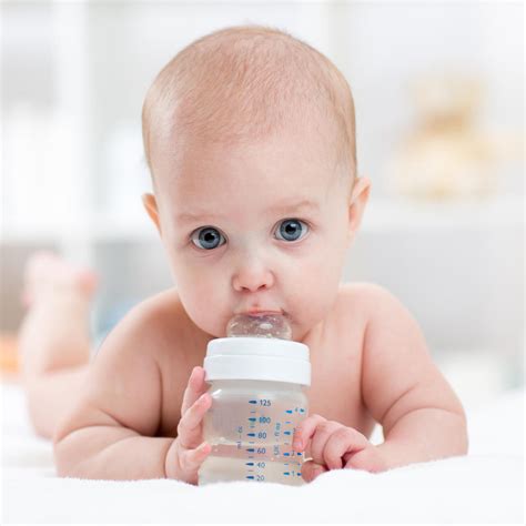baby start drinking water parents