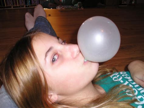 bubble gum blowing fetish porn pic