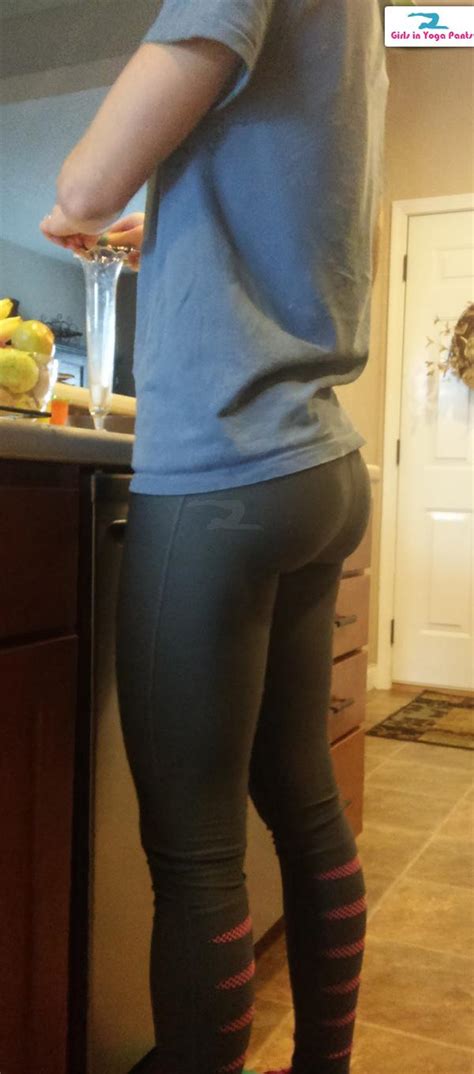 A Tiny Girl With An Epic Bubble Booty Girls In Yoga Pants