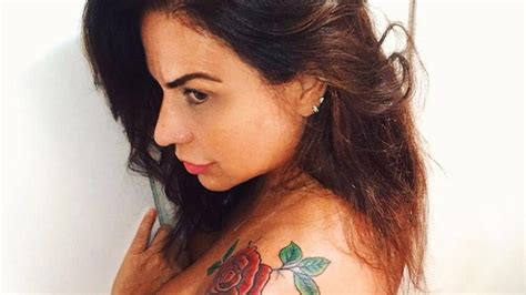 Cenapop · De Topless Solange Gomes Exibe Nova Tatuagem Na