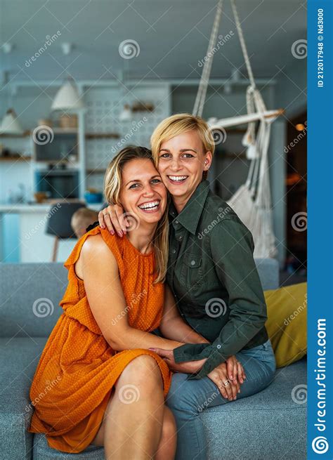 Feliz Pareja Lesbiana Pasar Tiempo Juntos En Casa Foto De Archivo