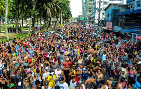 bandas garantem folia  carnaval de sao vicente sp carnaval  em santos