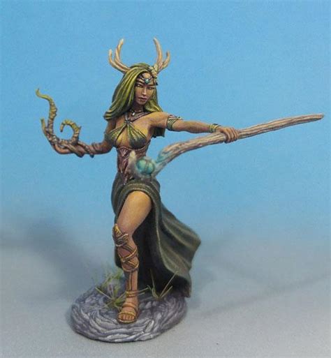 Dark Sword Miniatures Dsm7472 Female Druid With Staff