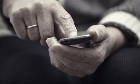 senior sexting 1 in 4 have sent intimate messages by phone daily