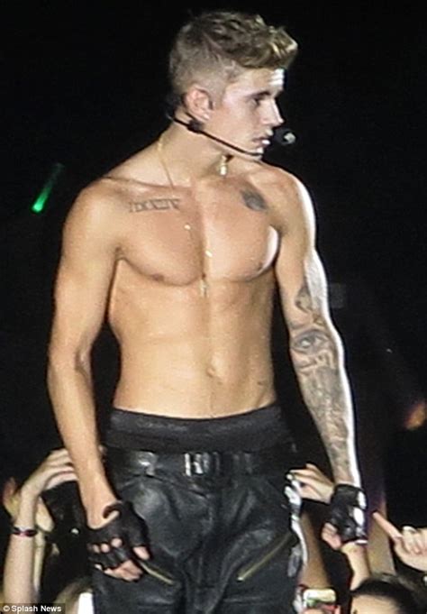 justin bieber heats up female fans as he goes shirtless