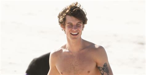 Shawn Mendes Strips Shirtless For A Day At The Beach Shawn Mendes