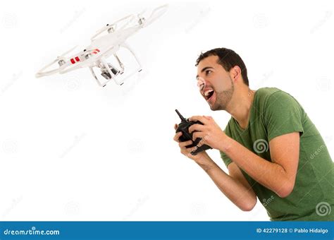 junger mann mit quadcopter brummen stockfoto bild von motor flugwesen