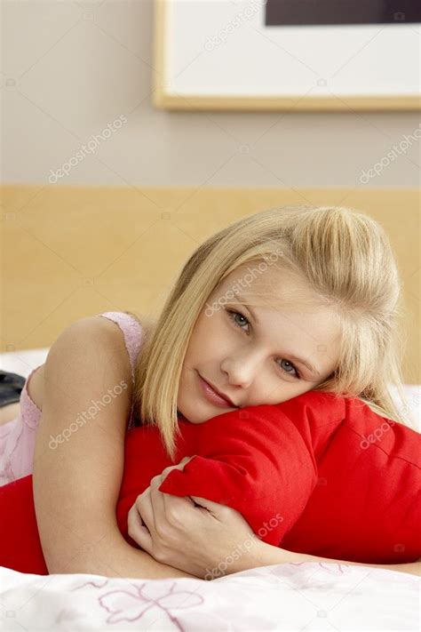 Девочка подросток в спальне обнимать подушку — Стоковое фото