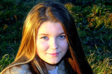 무료 이미지 잔디 사람 소녀 여자 사진술 햇빛 초상화 모델 색깔 가을 레이디 금발의 표정 헤어 스타일