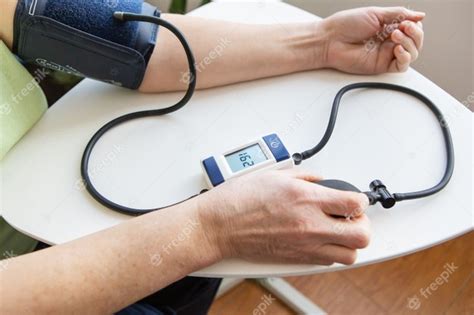 meting van de bloeddruk de vrouw meet de bloeddruk zelfdiagnose thuis premium foto