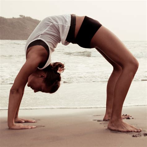 yoga para la operación bikini las posturas que más te harán sudar foto 1