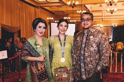 Hits Abis Kepoin 5 Gaya Formal Putri Sulung Dede Yusuf