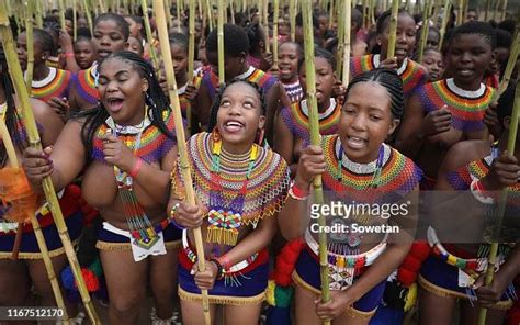 zulu maidens gather during the annual umkhosi womhlanga at enyokeni