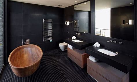 stilvolle und mutige badgestaltung schwarz mit badewanne aus holz