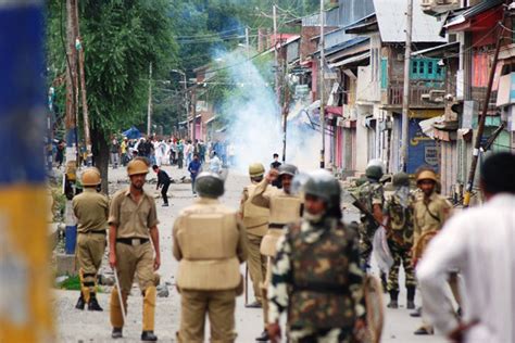 Kashmir Over 15 Policemen Injured In Stone Pelting By Mourners In