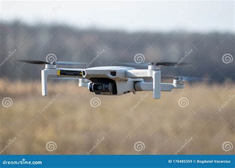 smallest drone launched   dji company  drone weighing    dji mavic mini