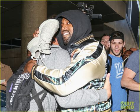 Photo Kanye West Breaks Up Paparazzi Fight At Lax 04 Photo 3584074