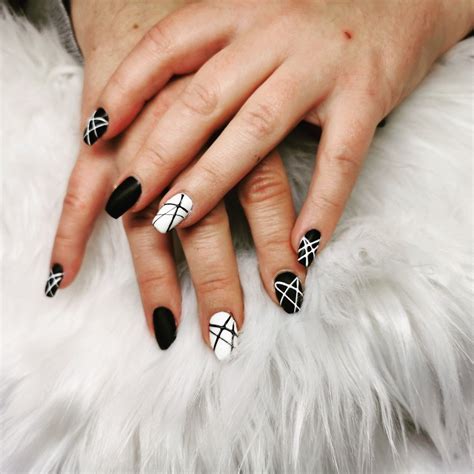 schwarz weiss matt naegel white nails tattos nailart piercing rings