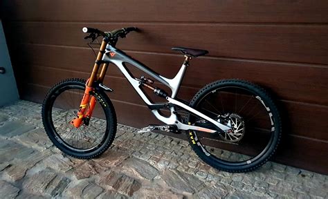 yt capra  cf pro race custom dh edition roadrunners bike check vital mtb